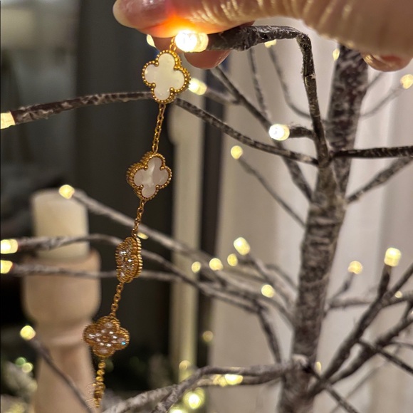 Elegant Mother of pearl Clover Floral Bracelet NWOT - Picture 6 of 6